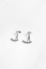 أقراط فضية مرصعة بحجر أبيض