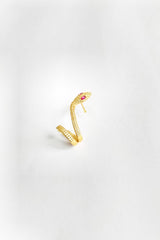 قرط غضروفي فضي على شكل ثعبان بعيون من حجر المرجان