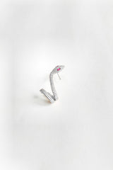 قرط غضروفي فضي على شكل ثعبان بعيون من حجر المرجان