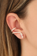 قرط غضروفي فضي على شكل ثعبان بعيون من حجر المرجان