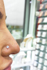 قرط أنف فضي مرصع بالأحجار البيضاء