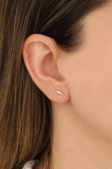 أقراط فضية صغيرة مرصعة بالألماس على شكل صاعقة