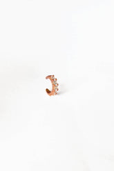 أقراط غضروفية فضية من الحجر الأبيض