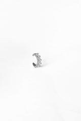 أقراط غضروفية فضية من الحجر الأبيض