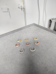 قرط غضروفي فضي ملتوي مع حجر أبيض