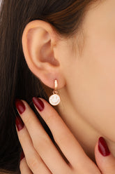 قرط فضي مع رمز تعبيري مبتسم من المينا الأبيض