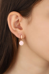 قرط فضي مطلي بالمينا الوردي على شكل وجه مبتسم، قلادة على شكل وجه مبتسم