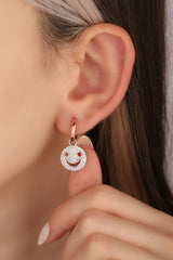 أقراط فضية بحجر أبيض على شكل وجه مبتسم