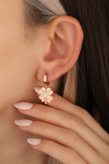 أقراط متدلية فضية بدون مسامير على شكل زهرة البرسيم ذات الأربع أوراق