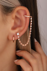 أقراط فضية متدلية بسلسلة من الأحجار الكبيرة