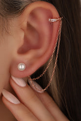 أقراط فضية بسلسلة من اللؤلؤ الغضروفي