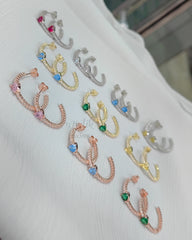 أقراط من الفضة الإسترلينية على شكل قلب نصف حلقة مع أحجار خضراء