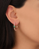 أقراط من الفضة الإسترلينية على شكل قلب نصف حلقة مع أحجار خضراء