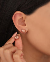 أقراط أذن مرصعة بالصدف البحرية من الفضة الإسترلينية الحقيقية، بدون حجر