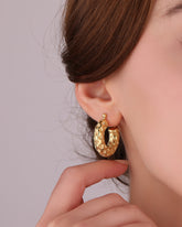 أقراط دائرية فضية بنقوش خالية من الأحجار