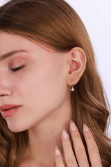 أقراط فضية متدلية على شكل زهرة الأقحوان