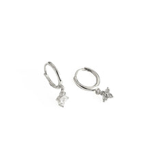 أقراط فضية متدلية على شكل زهرة الأقحوان