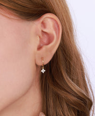 أقراط فضية متدلية على شكل زهرة الأقحوان