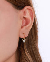 أقراط متدلية من الحجر الأبيض بتصميم عنكبوت