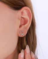 أقراط فضية أنيقة من الحجر الأبيض