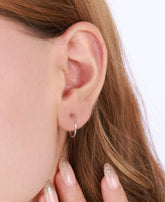 أقراط فضية دائرية مصنوعة من الأسلاك