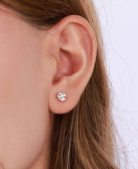 أقراط فضية بتصميم قلب من الحجر الأبيض