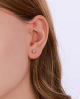 قرط فضي بحجر زركون أبيض واحد