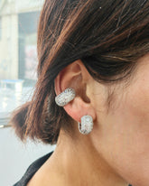 أقراط دائرية أنيقة من الفضة السميكة مرصعة بحجر أبيض