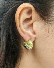 أقراط فضية على شكل هلال مع أحجار باجيت