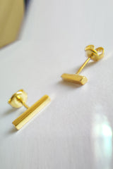 أقراط فضية صغيرة خالية من الأحجار