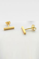 أقراط فضية صغيرة خالية من الأحجار