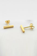 أقراط فضية صغيرة خالية من الأحجار