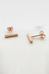 أقراط فضية صغيرة خالية من الأحجار