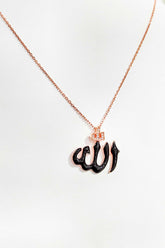 قلادة فضية سوداء مكتوب عليها إله عربي