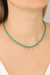 قلادة فضية بحجر أنيق