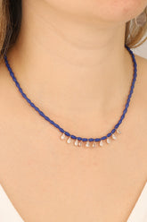 قلادة فضية بحجر أنيق