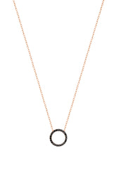 قلادة فضية مستديرة من الحجر الأسود