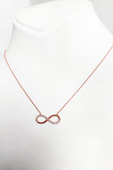 قلادة فضية على شكل نصف حجر إنفينيتي