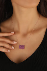 قلادة حروف من الفضة بحجر وردي