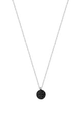 قلادة فضية من الحجر الأسود