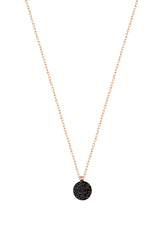 قلادة فضية من الحجر الأسود