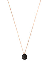 قلادة فضية من الحجر الأسود