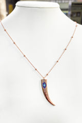 قلادة فضية على شكل خنجر عين حجرية