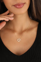 قلادة فضية على شكل قلب كبير من الحجر الأبيض