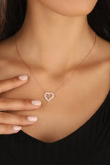 قلادة فضية على شكل قلب كبير من الحجر الأبيض