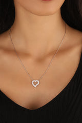 قلادة فضية على شكل قلب كبير من الحجر الأبيض