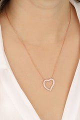 قلادة فضية على شكل قلب كبير من الحجر الأبيض