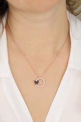 قلادة فضية على شكل خاتم فراشة من الحجر الأسود