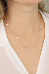 قلادة فضية متعددة النجوم مع حجر أبيض