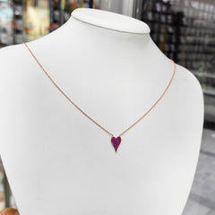 قلادة قلب صغير من الحجر الوردي